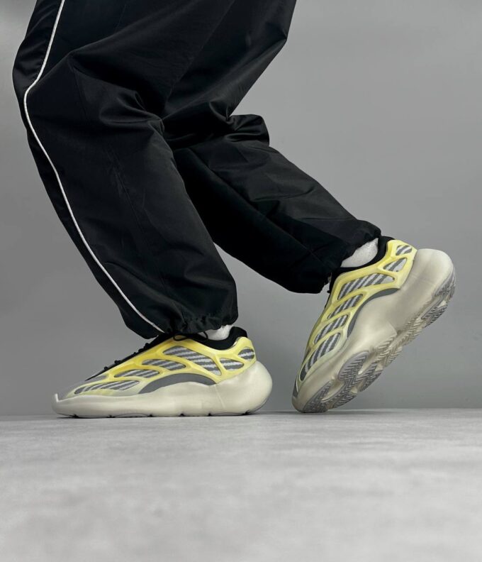 Adidas Yeezy 700 V3 Safflower - Зображення 2
