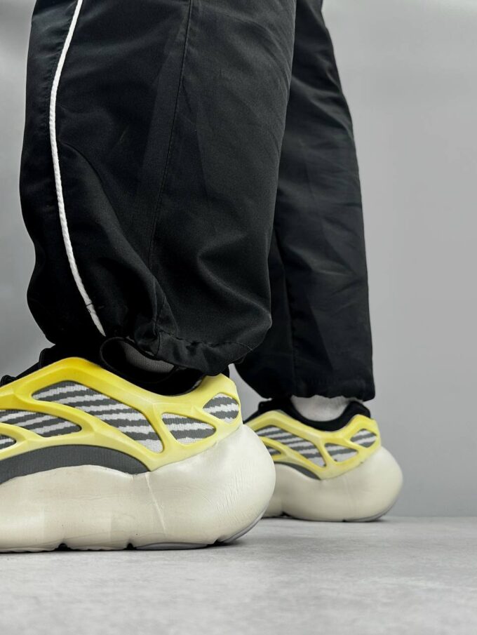 Adidas Yeezy 700 V3 Safflower - Зображення 6