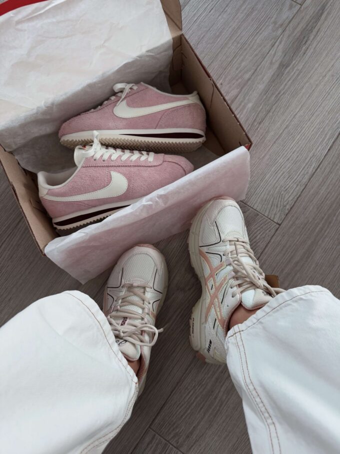 Nike Cortez SE College Рink - Зображення 5