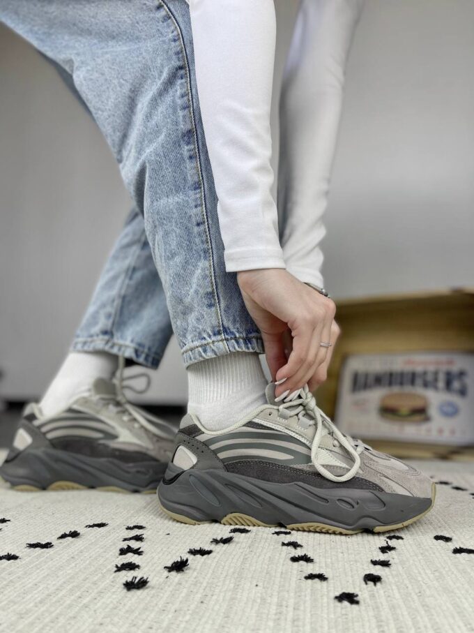 Adidas Yeezy 700 V2 Tephra Grey - Зображення 2
