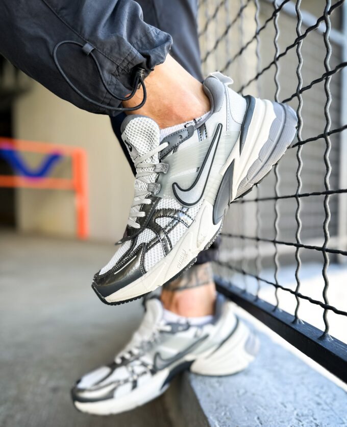 Nike V2K Run Pure Platinum White Metalic Silver - Зображення 3