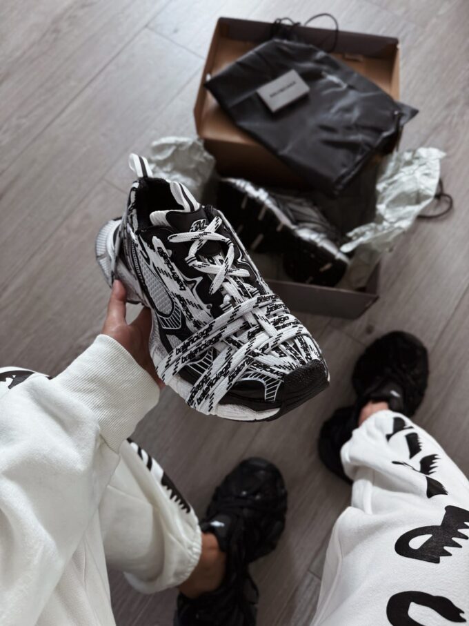 Balenciaga 3XL Extreme Laces Logo Sneaker in White/Black - Зображення 4