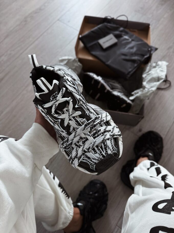 Balenciaga 3XL Extreme Laces Logo Sneaker in White/Black - Зображення 3