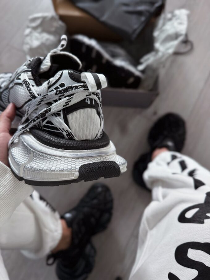 Balenciaga 3XL Extreme Laces Logo Sneaker in White/Black - Зображення 6