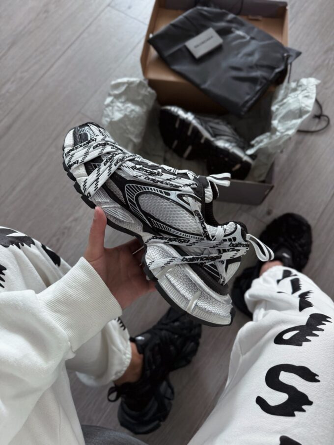 Balenciaga 3XL Extreme Laces Logo Sneaker in White/Black - Зображення 5