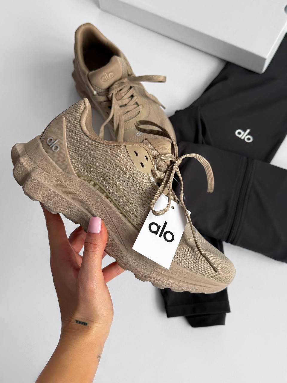 Alo Yoga Runner Beige