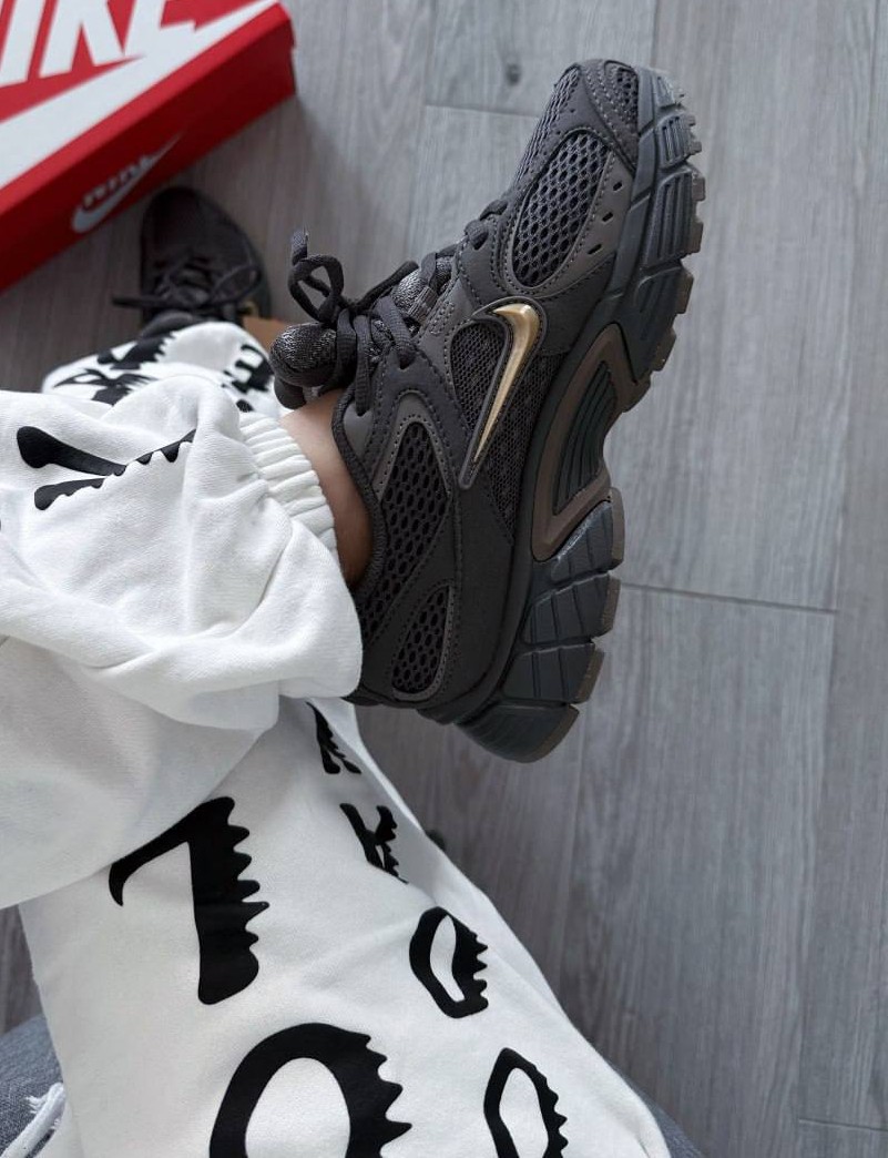 Nike V5 RNR Sneakers in Grey and Gold - Зображення 4