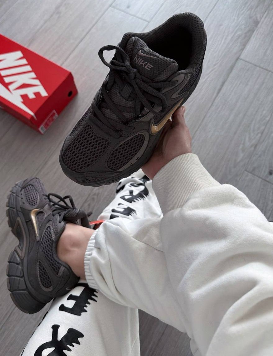 Nike V5 RNR Sneakers in Grey and Gold - Зображення 5