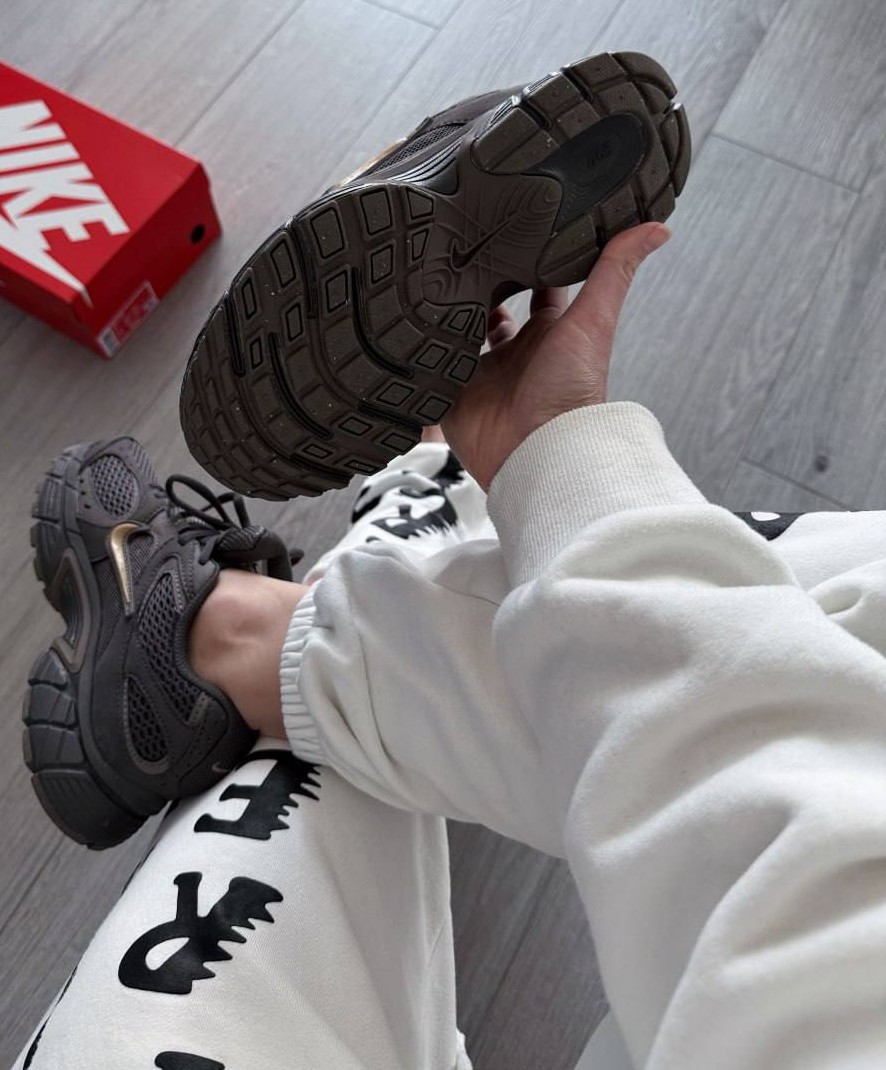 Nike V5 RNR Sneakers in Grey and Gold - Зображення 6