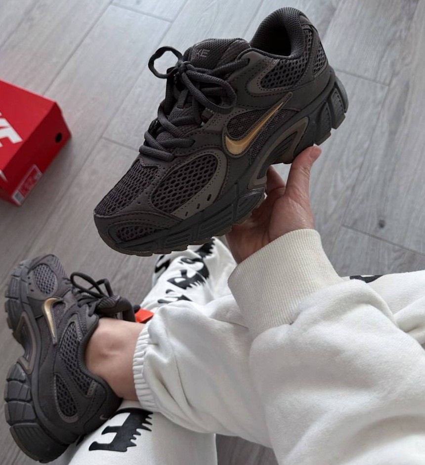 Nike V5 RNR Sneakers in Grey and Gold - Зображення 2