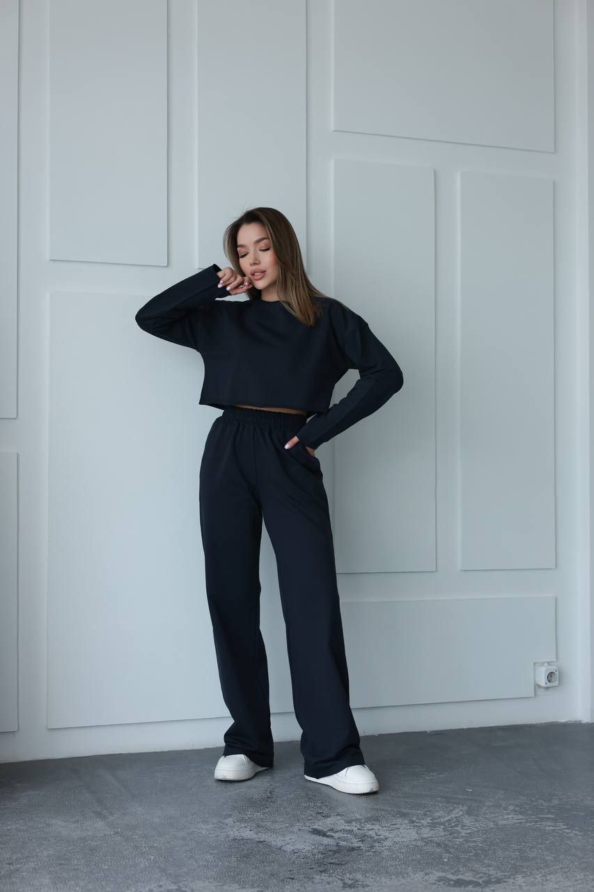 Жіночий костюм кроп-світшот та прямі штани 091с3т