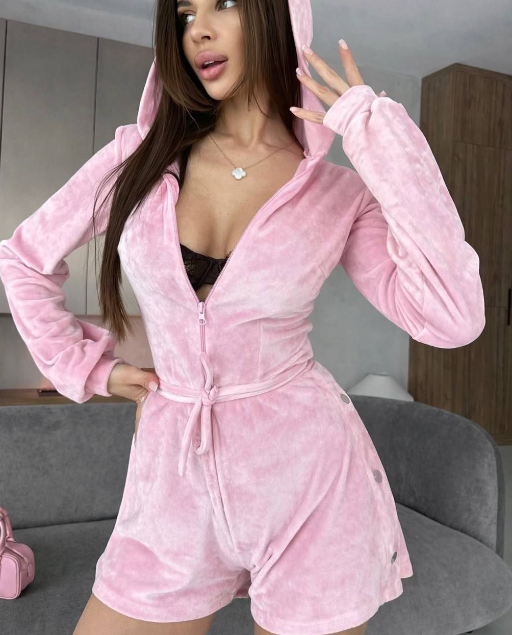 Жіночий короткий велюровий комбінезон 57с5а