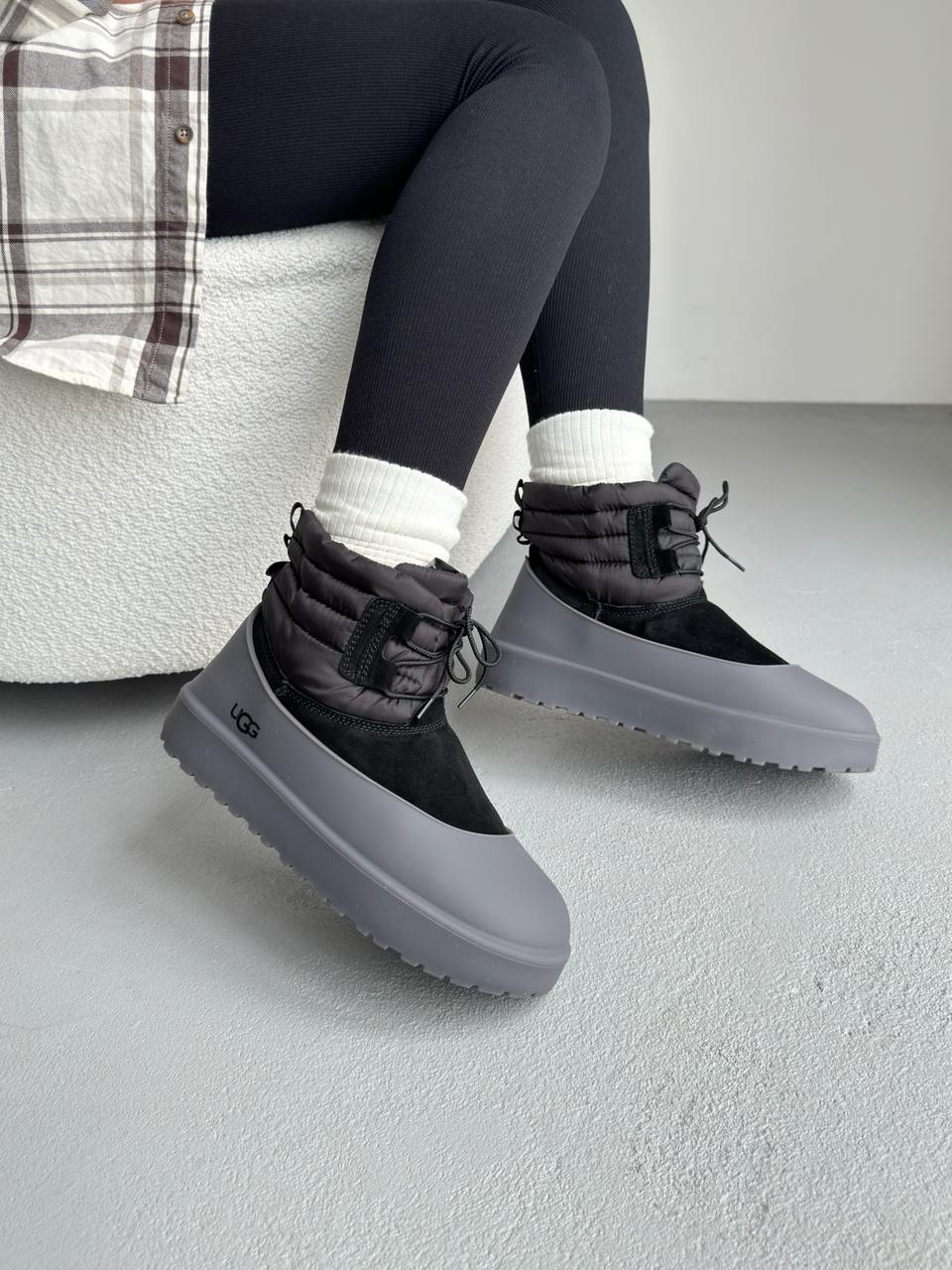 Ugg Classic Mini Lace-Up Black - Зображення 5